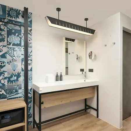 Aloft Centre Hotel 4*