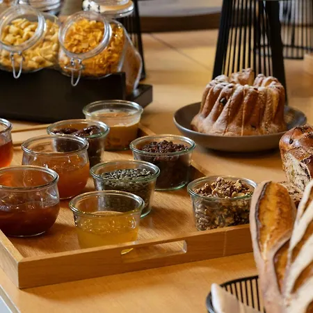 Hotel Aloft Centre 4*